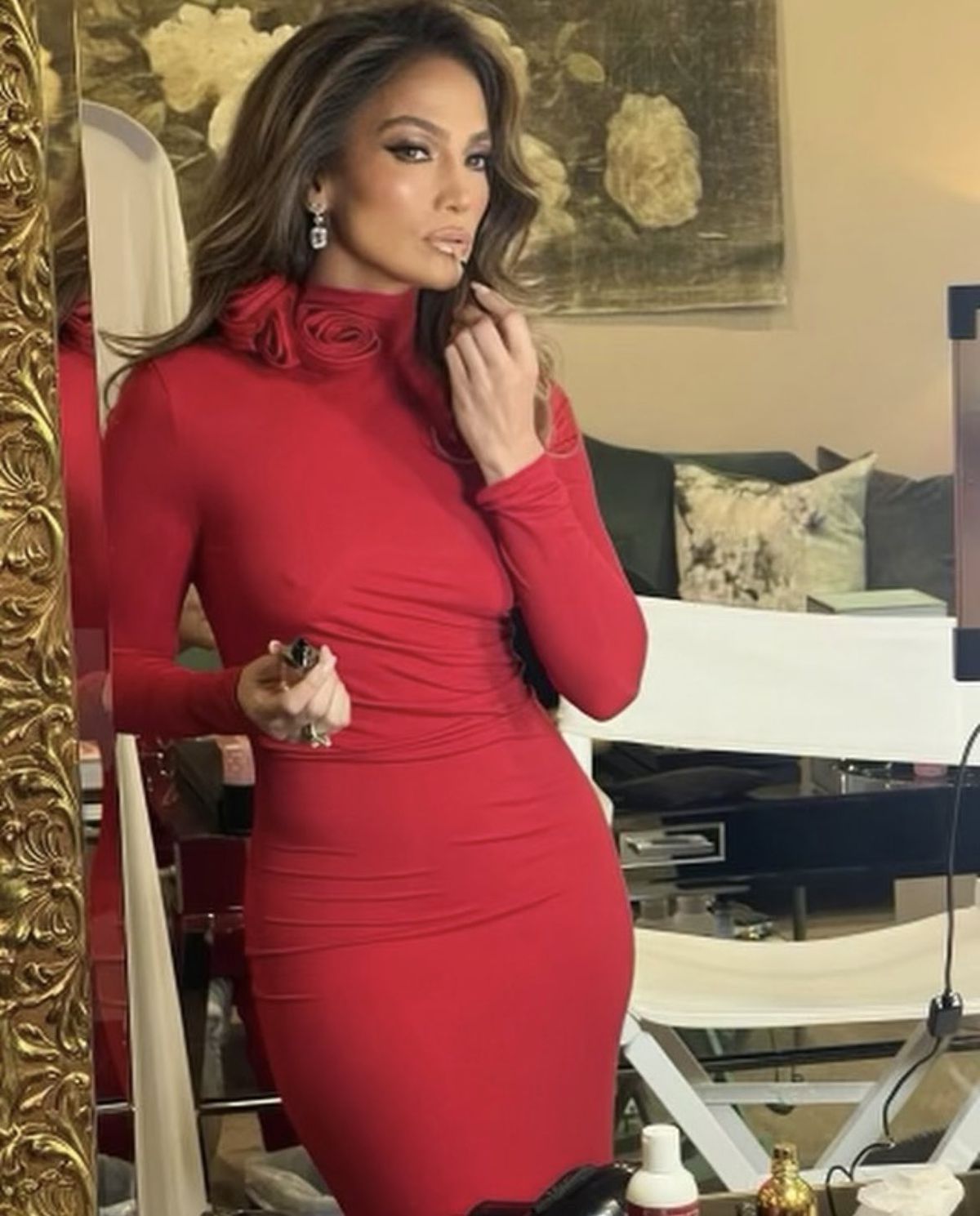 Jennifer Lopez, în rochia roșie purtată de Iga Swiatek » Imaginea a devenit virală după ce fanii au sesizat ce ajustări a făcut J. LO