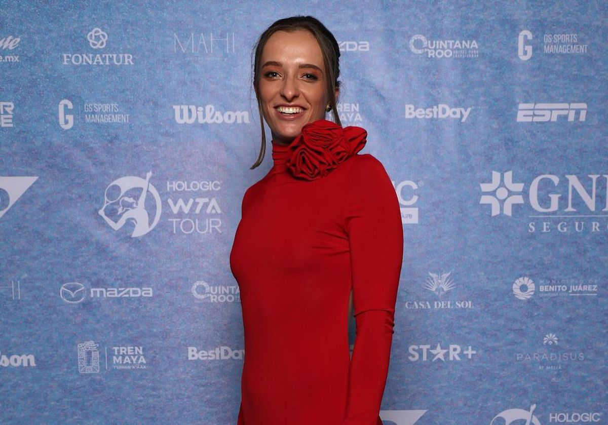 Jennifer Lopez, în rochia roșie purtată de Iga Swiatek » Imaginea a devenit virală după ce fanii au sesizat ce ajustări a făcut J. LO