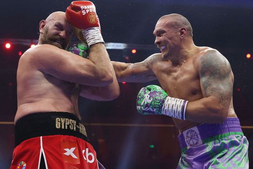 Tyson Fury, încasând o lovitură de la Usyk/ foto Guliver/GettyImages