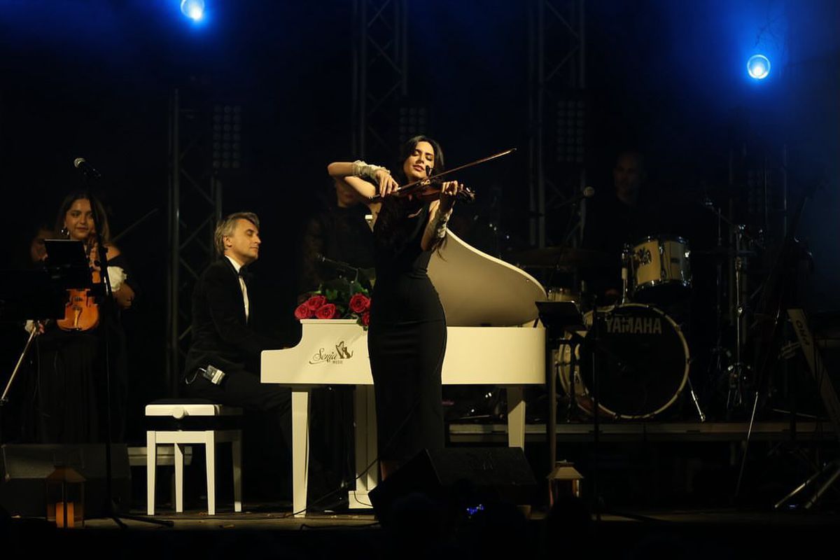 I-a sedus pe fanii lui Dinamo și dezvăluie ce a surprins-o la București, în concertul de pe Arenă » Interviu GSP cu violonista Jana Ceklanovic: „România e a doua mea casă!”
