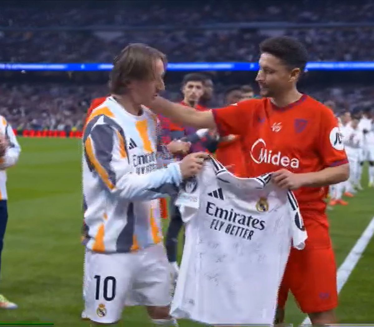 Jesus Navas, în lacrimi pe Santiago Bernabeu înaintea ultimului meci din carieră » Spaniolul a primit un cadou special din partea celor de la Real Madrid