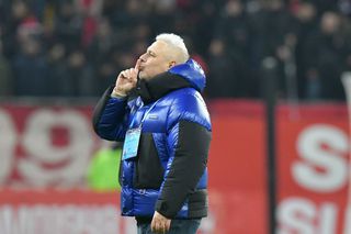 Ce s-a întâmplat pe gazon, la câteva secunde după finalul derby-ului! Șumudică a mers la galerie și a „țipat” către ultrași: „Bă, vă zic eu!”