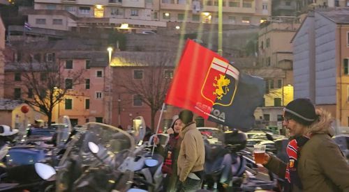 Steag purtat ieri de o suporteră a echipei Genoa cu Grifonul auriu, la meciul cu Napoli / Foto: GSP.ro