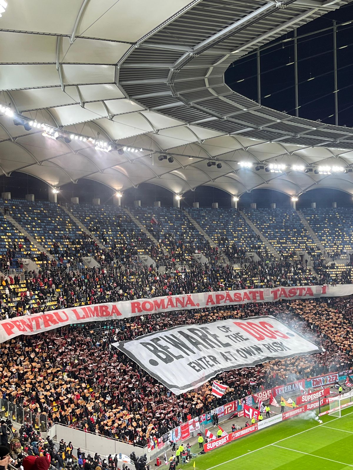 Nu au uitat de Revoluție! Fanii lui Dinamo, 3 scenografii impresionante la derby! Cum a răspuns galeria rapidistă