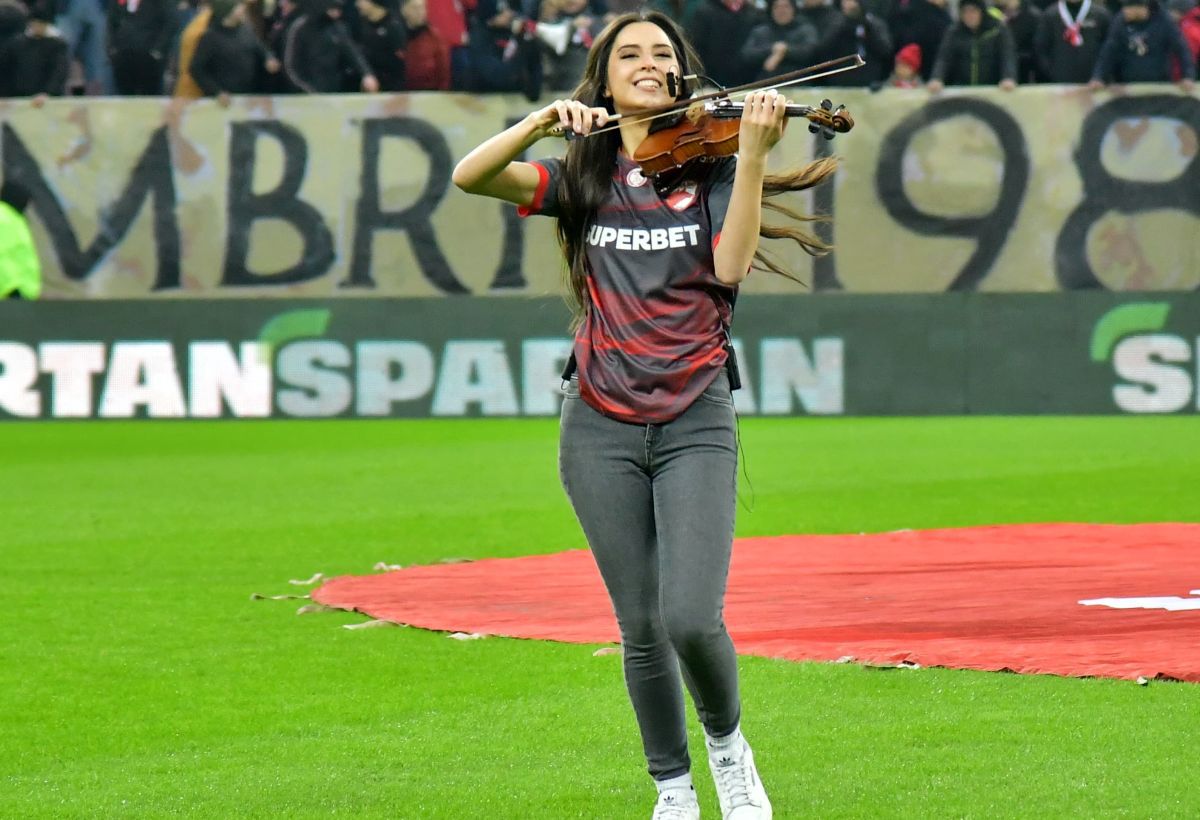 Jana Ceklanovic,  violonista care i-a sedus pe fanii lui Dinamo