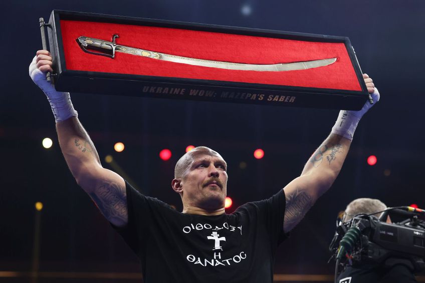 Oleksandr Usyk a ridicat sabia lui Mazepa, după victoria în fața lui Tyson Fury/Foto: Getty Images