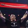 Oleksandr Usyk a ridicat sabia lui Mazepa, după victoria în fața lui Tyson Fury/Foto: Getty Images