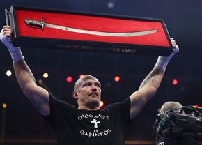 Oleksandr Usyk a sărbătorit victoria din Arabia Saudită cu sabia hatmanului Ivan Mazepa » Comuniștii i-au pierdut osemintele și două cartiere din Galați îi poartă numele