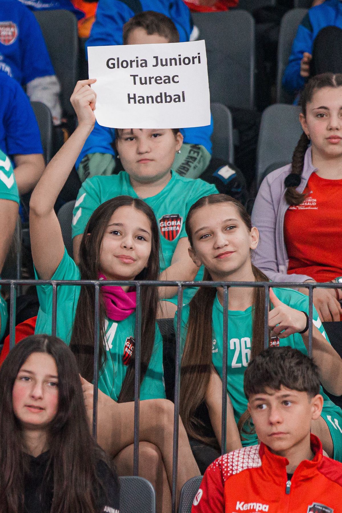 Handbalistele Gloriei Bistrița, sărbătoare de Crăciun în costume noi