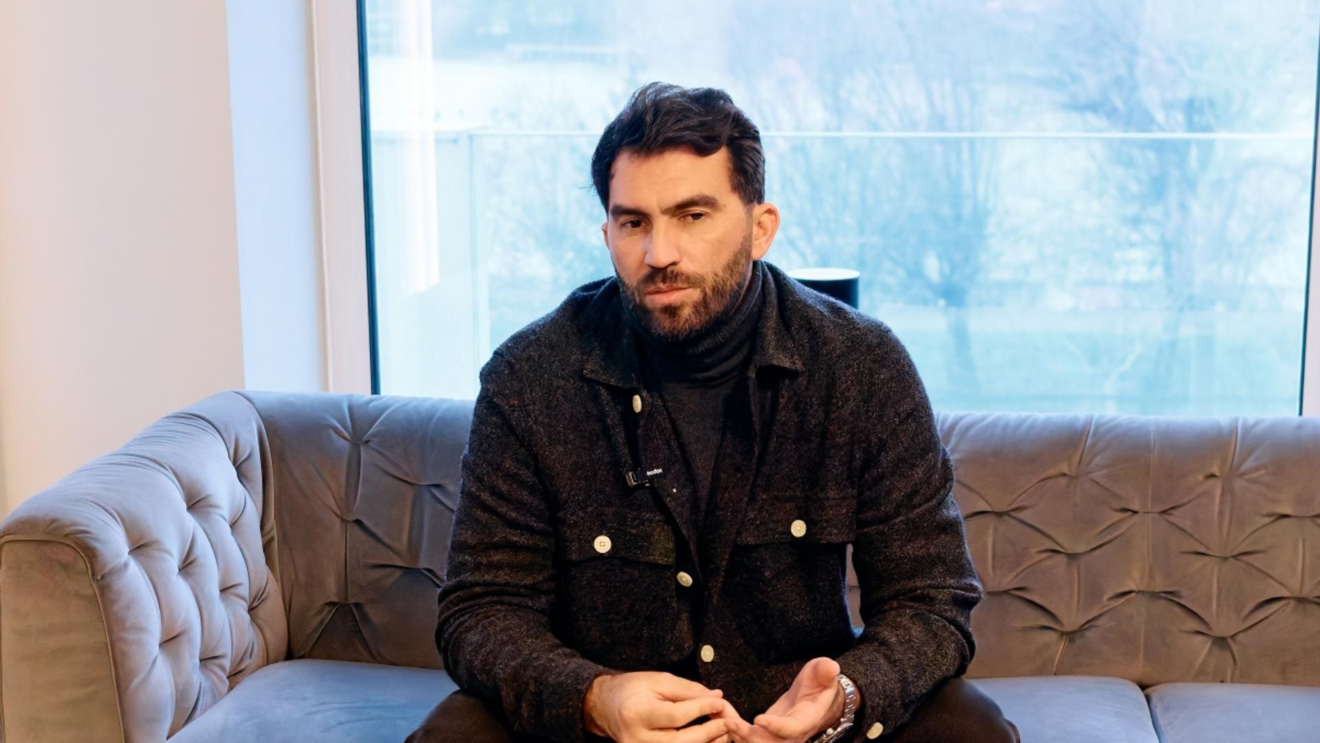 Horia Tecău discutând cu tineri jucători de tenis în cadrul unui program de mentorat tenis după încheierea carierei tenis. | sursa foto: Gazeta Sporturilor