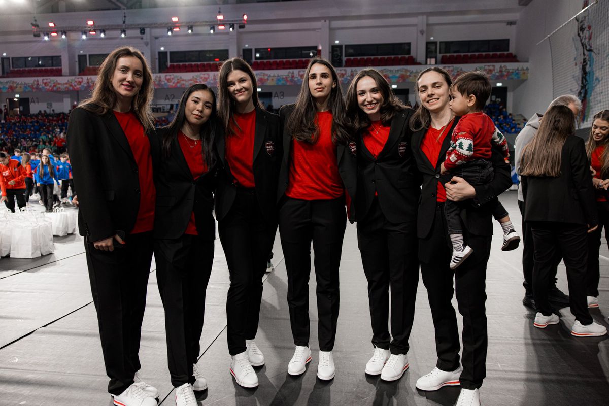 Handbalistele Gloriei Bistrița, sărbătoare de Crăciun în costume noi