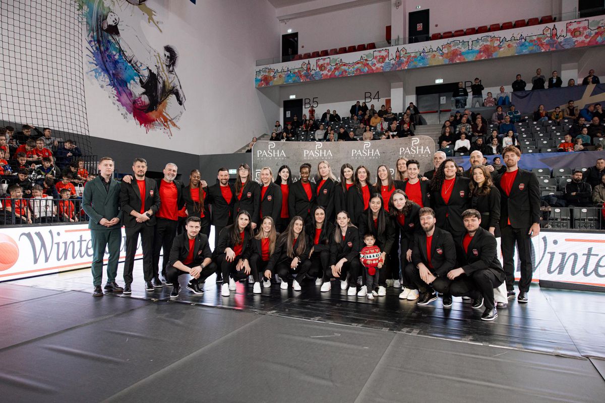 Handbalistele Gloriei Bistrița, sărbătoare de Crăciun în costume noi