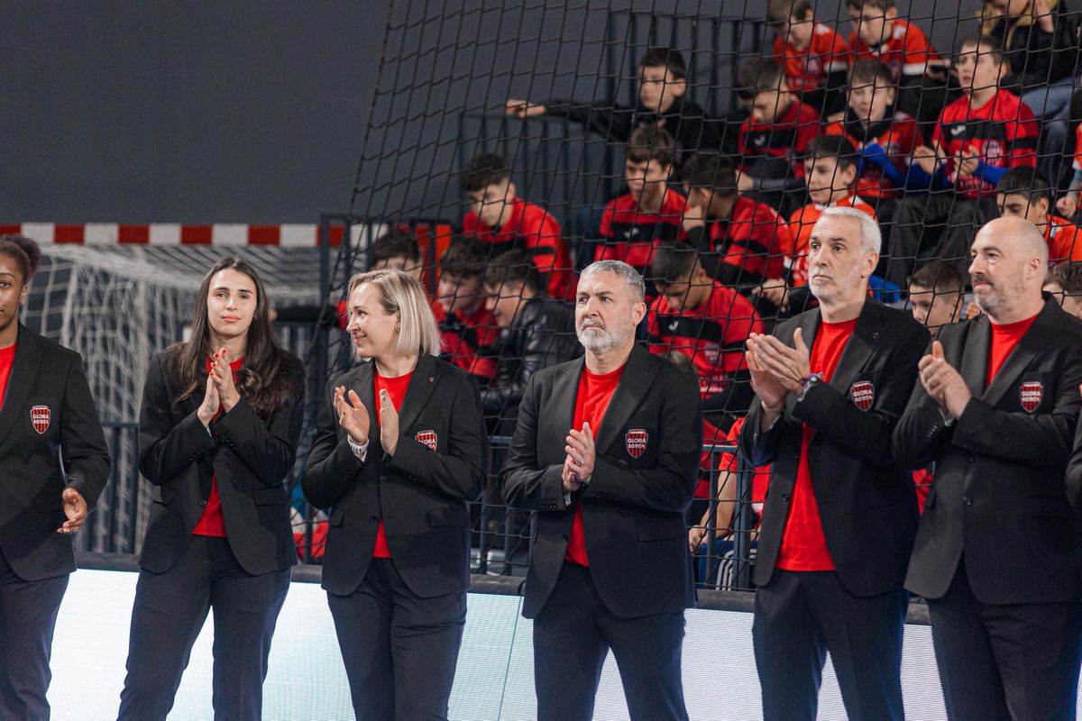 Handbalistele Gloriei Bistrița, sărbătoare de Crăciun în costume noi