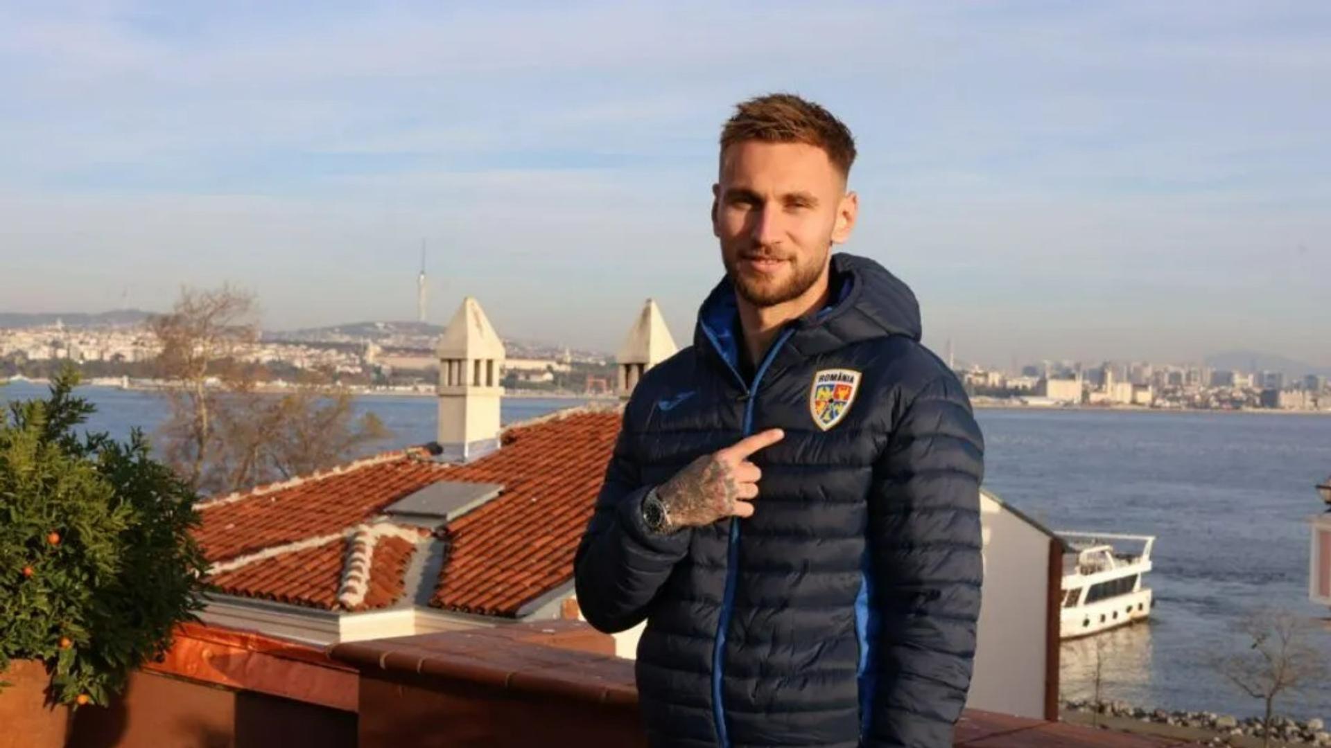 Denis Drăguș în echipamentul naționalei României, pregătindu-se pentru barajul calificare mondial Turcia România pe Beșiktaș Arena din Istanbul. | sursa foto: Gazeta Sporturilor Denis Drăguș în echipamentul naționalei României, pregătindu-se pentru barajul calificare mondial Turcia România pe Beșiktaș Arena din Istanbul. | sursa foto: Gazeta Sporturilor