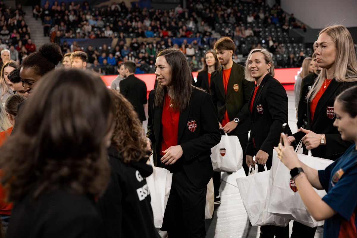 Handbalistele Gloriei Bistrița, sărbătoare de Crăciun în costume noi