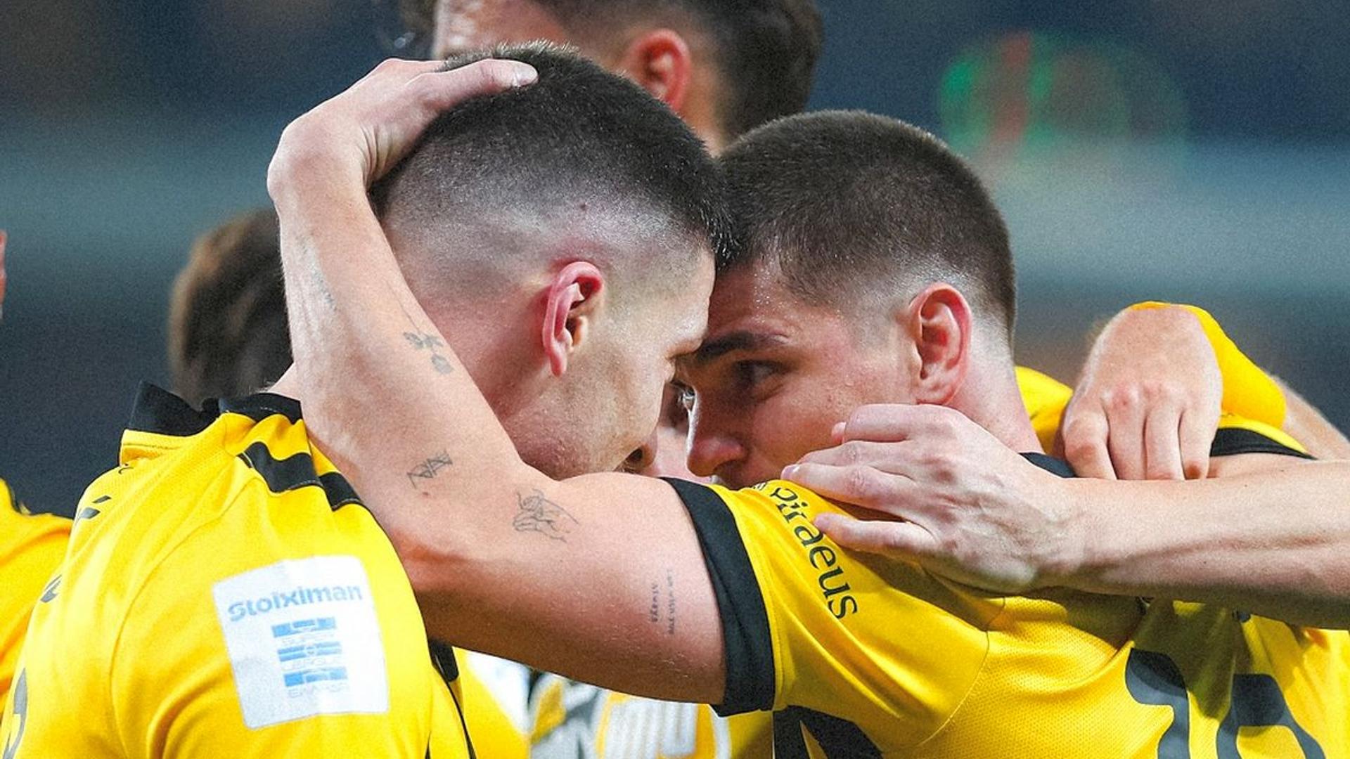 Răzvan Marin și Luka Jovic sărbătorind victoria 4-0 a echipei AEK împotriva Panathinaikos, evitând amenzile AEK impuse jucătorilor. | sursa foto: Gazeta Sporturilor