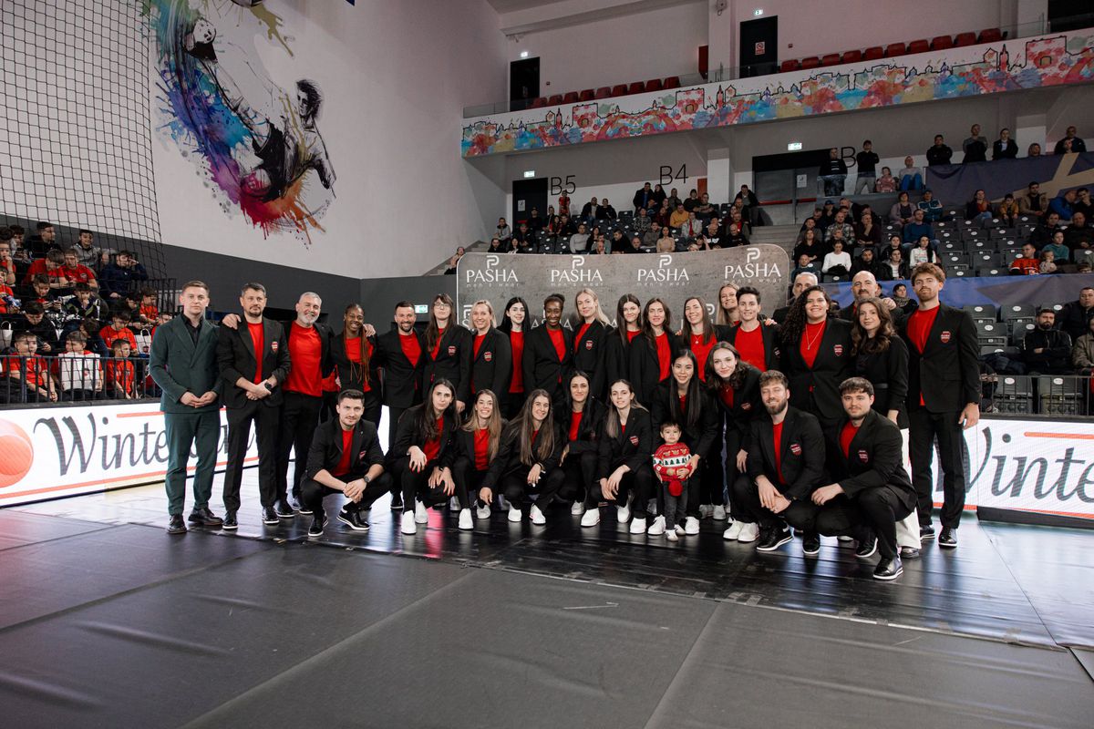 Handbalistele Gloriei Bistrița, sărbătoare de Crăciun în costume noi