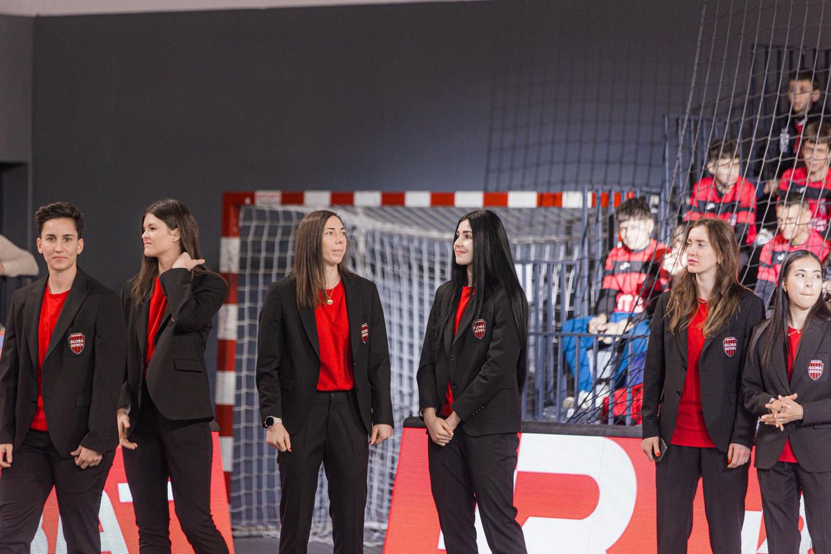 Handbalistele Gloriei Bistrița, sărbătoare de Crăciun în costume noi