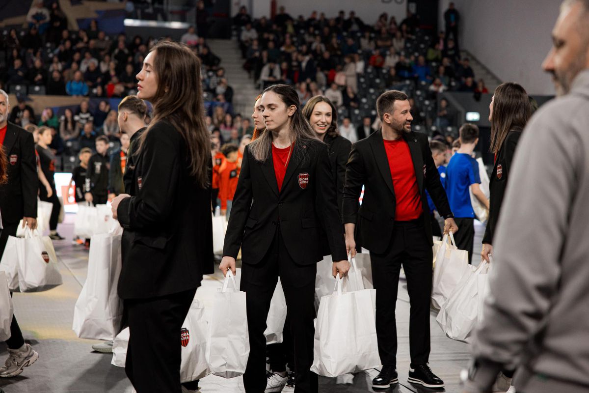 Handbalistele Gloriei Bistrița, sărbătoare de Crăciun în costume noi