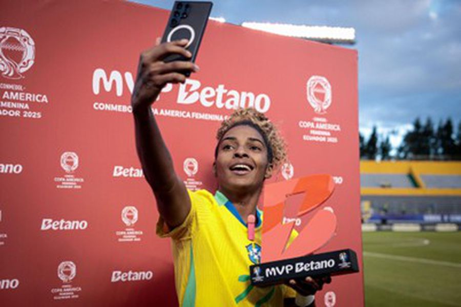 Luany din Brazilia sărbătorește cu trofeul MVP Betano în timpul unui meci din cadrul CONMEBOL Copa América Femenina 2025™. Pe cele mai mari scene ale fotbalului: Betano este peste tot