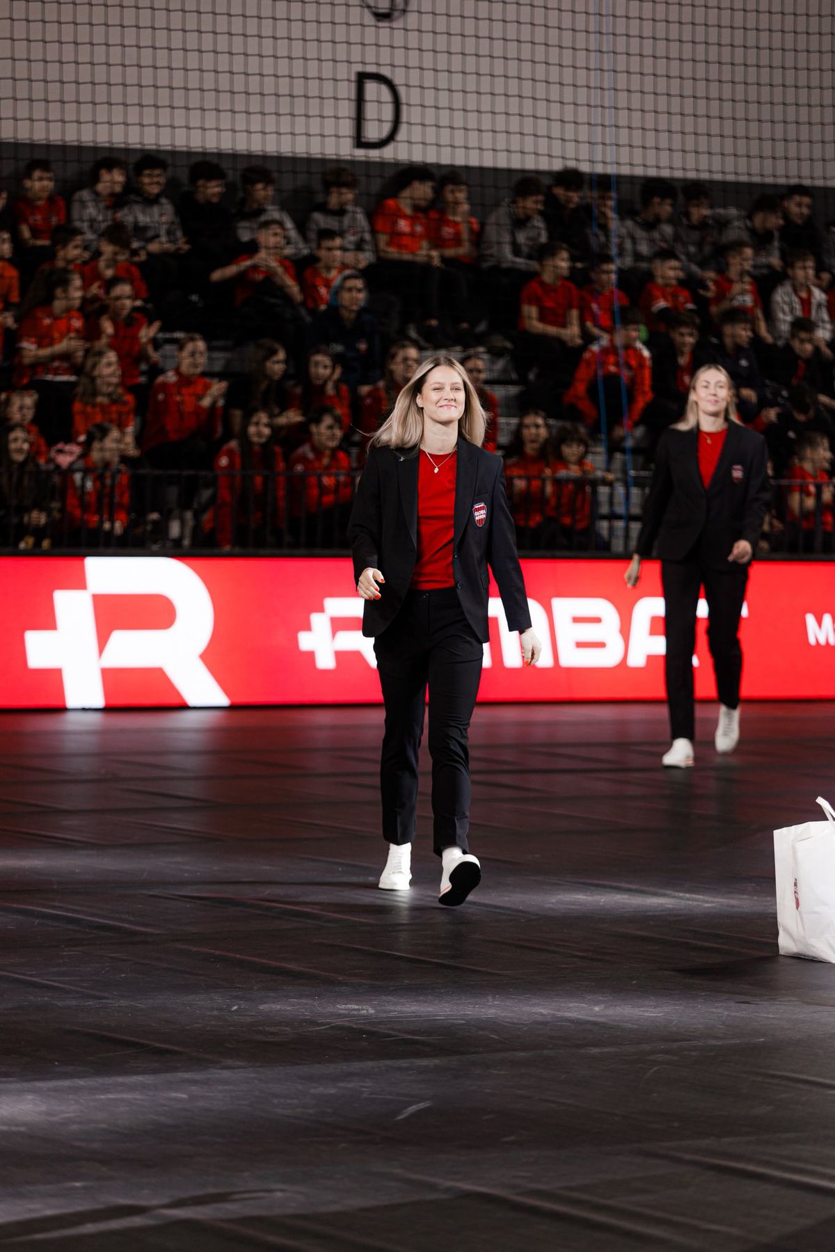 Handbalistele Gloriei Bistrița, sărbătoare de Crăciun în costume noi