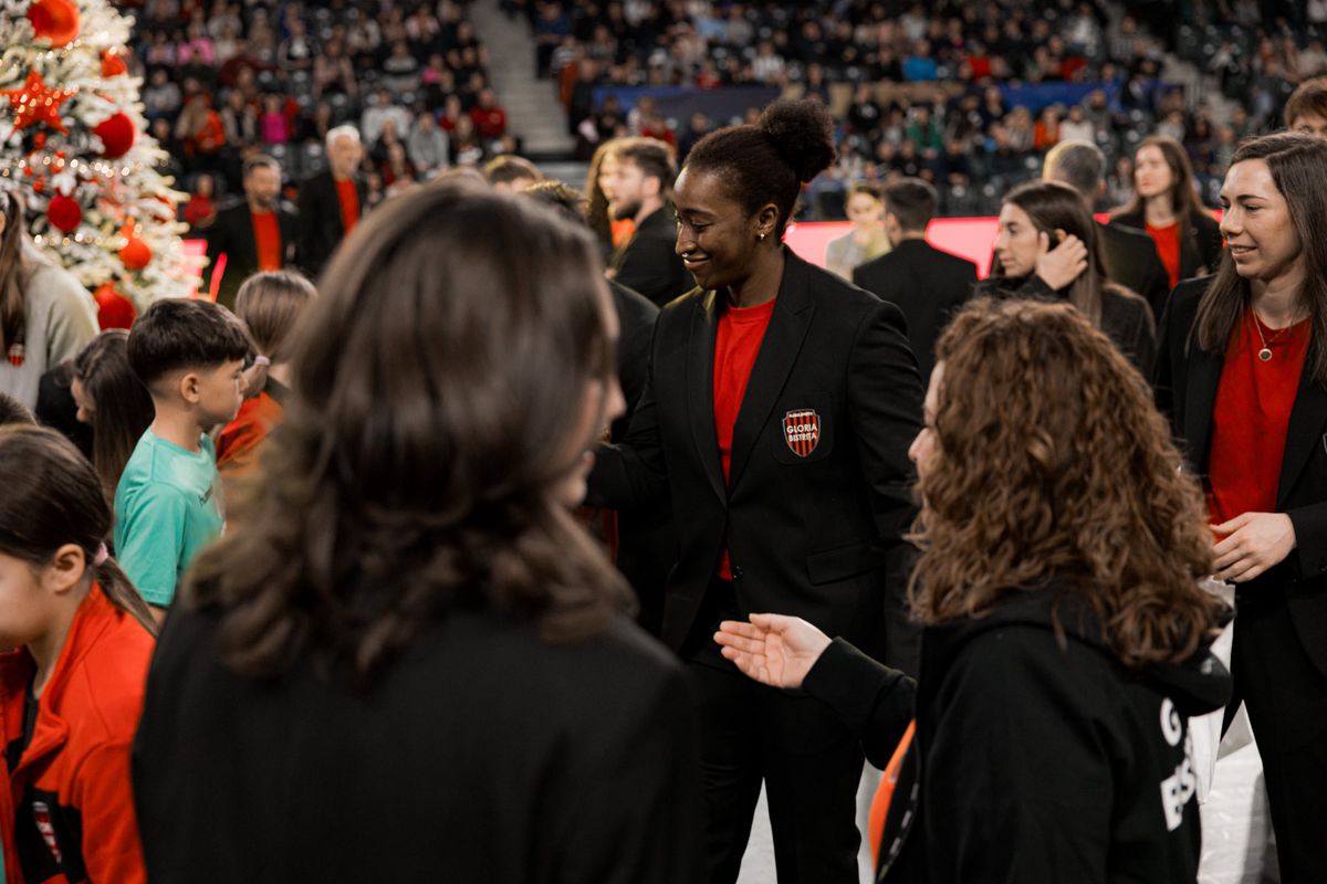 Handbalistele Gloriei Bistrița, sărbătoare de Crăciun în costume noi