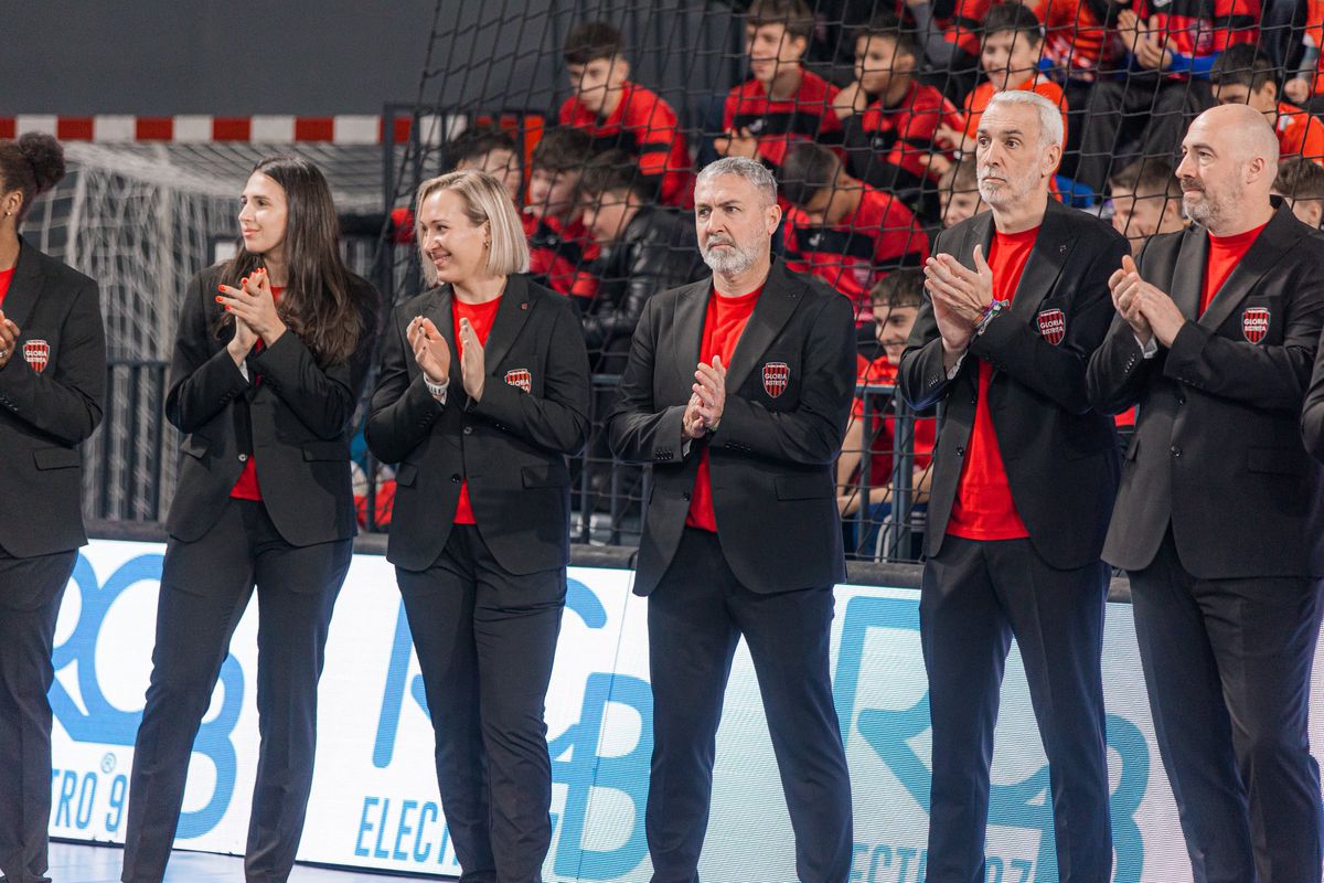 Handbalistele Gloriei Bistrița, sărbătoare de Crăciun în costume noi