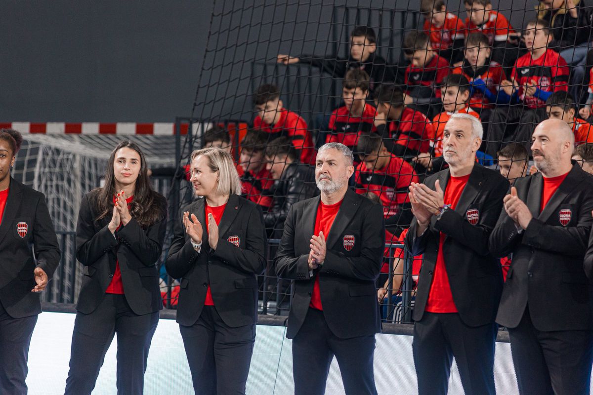 Handbalistele Gloriei Bistrița, sărbătoare de Crăciun în costume noi