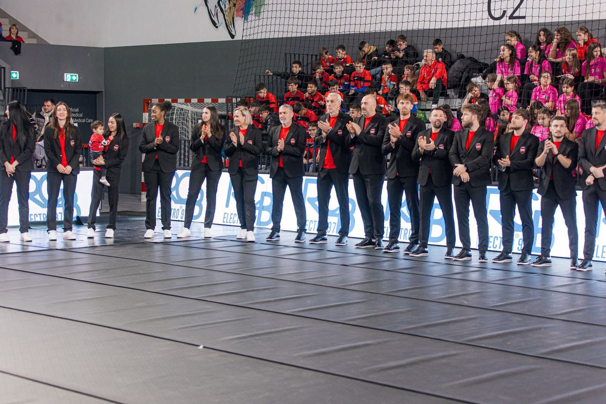 Handbalistele Gloriei Bistrița, sărbătoare de Crăciun în costume noi