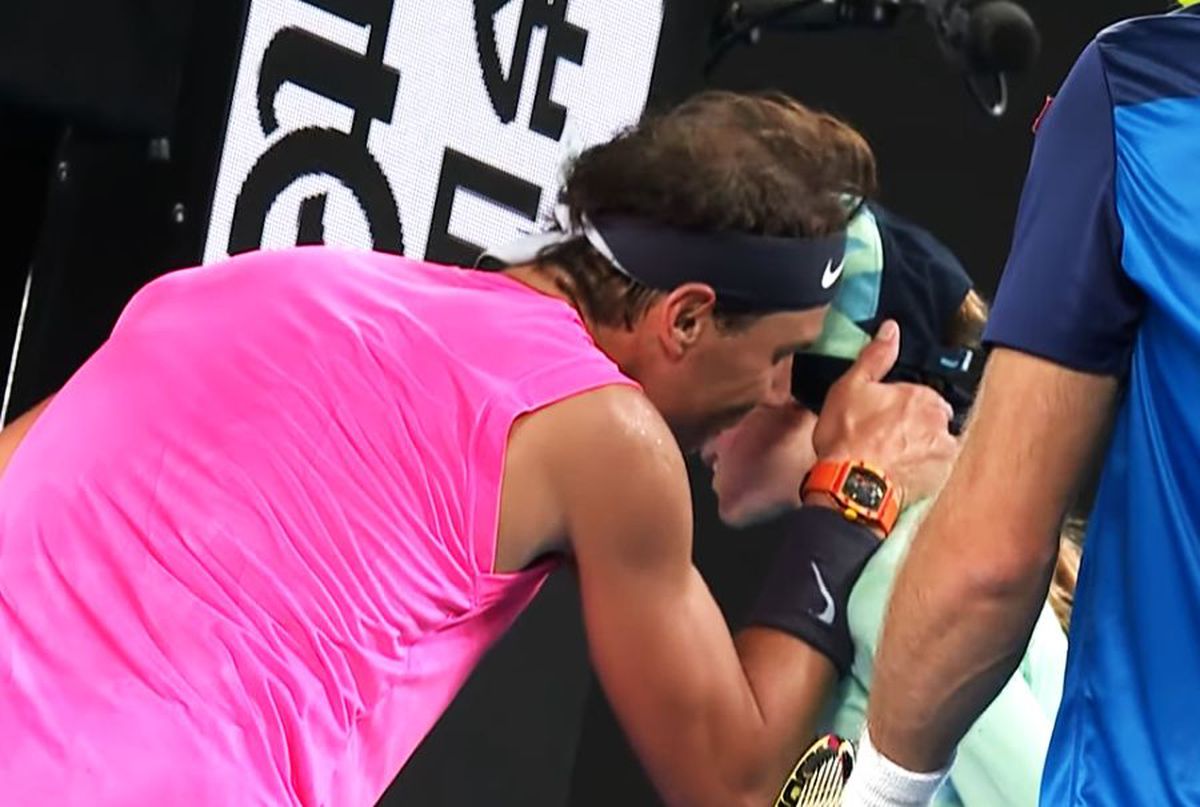 VIDEO Rafael Nadal a lovit în cap o fetiță de mingi: „Am tras o mare sperietură” » A pupat-o și i-a făcut un cadou special