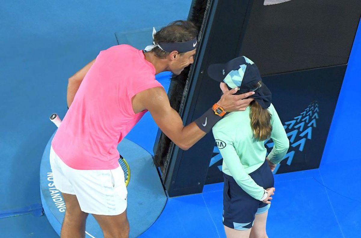 VIDEO Rafael Nadal a lovit în cap o fetiță de mingi: „Am tras o mare sperietură” » A pupat-o și i-a făcut un cadou special