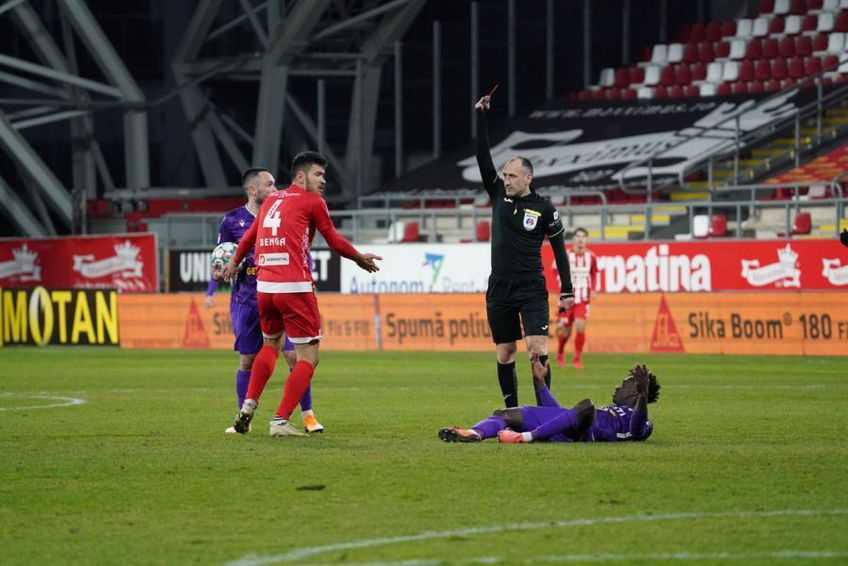 În minutul 56 al meciului de la Arad, dintre UTA și FC Argeș, la scorul de 0-0, Alexandru Benga, stoperul gazdelor, a fost eliminat direct de „centralul” Viorel Flueran.