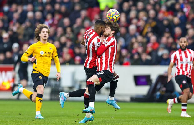 O coliziune incredibilă în Premier League! Doi colegi s-au dat cap în cap!