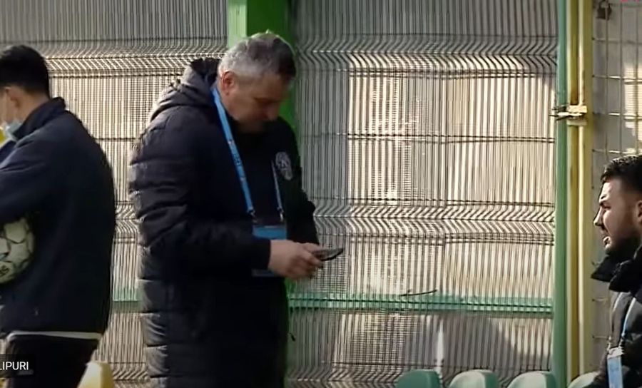 FOTO: Captură @Telekom Sport Ciudățenii pe banca Clinceniului, în timpul meciului de la Mioveni » Cum a fost surprins John Ene