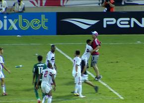 Scene incredibile în Brazilia! Un fan a intrat pe teren cu un cuțit în mână