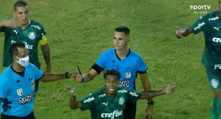 Scene incredibile în Brazilia! Un fan a intrat pe teren cu un cuțit în mână