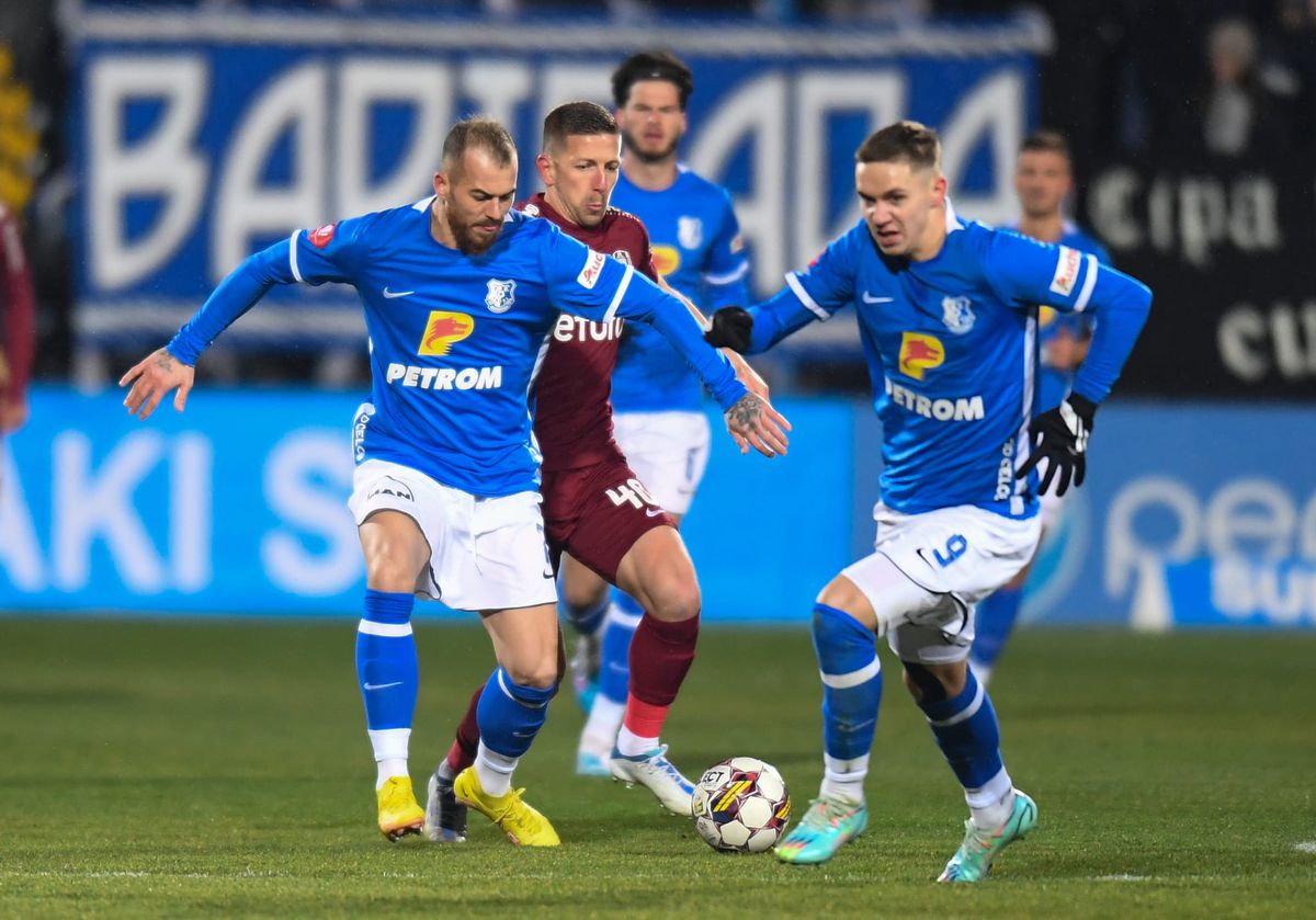 Istvan Kovacs a avut nevoie de VAR pentru un penalty cât casa în Farul - CFR Cluj