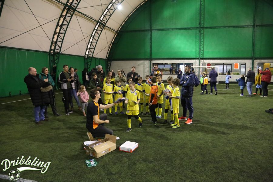 Copii premiați la un turneu organizat de Dribbling Fotbalul românesc e în comă, Burleanu prosperă » Președintele FRF, conflict de interese: face bani în nume personal de la cluburile pe care le conduce + Detaliile imperiului Burleanu