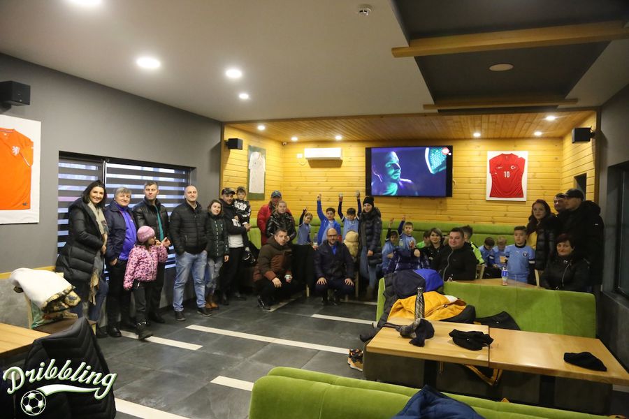 Copii și părinți, în interiorul pubului Fotbalul românesc e în comă, Burleanu prosperă » Președintele FRF, conflict de interese: face bani în nume personal de la cluburile pe care le conduce + Detaliile imperiului Burleanu