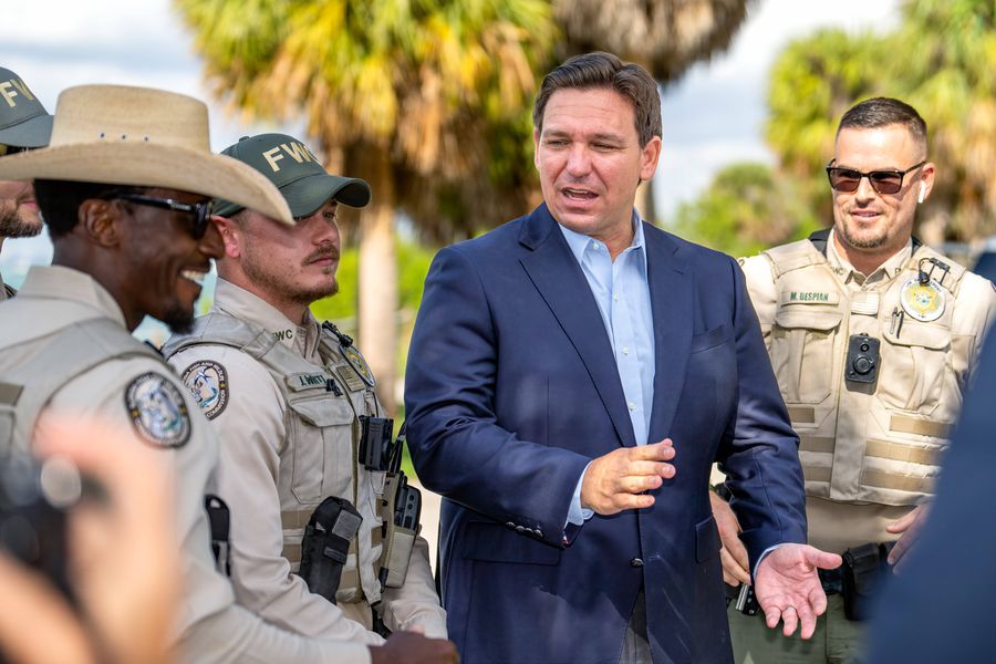 Ron DeSantis, guvernatorul statului Florida, și unul dintre favoriții Partidului Republican pentru alegerile prezidențiale din 2024 Un anunț din hocheiul american a pornit FURTUNA: „Angajăm doar oameni de culoare, LGBT sau hispanici”. Un guvernator atacă, dar alții îl acuză că „n-are sens”. Cum vi se pare?