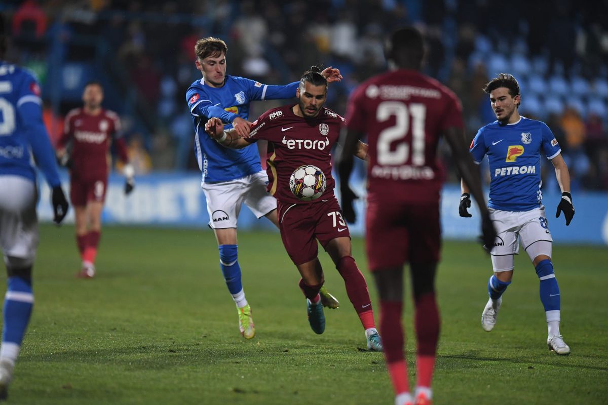 Istvan Kovacs a avut nevoie de VAR pentru un penalty cât casa în Farul - CFR Cluj