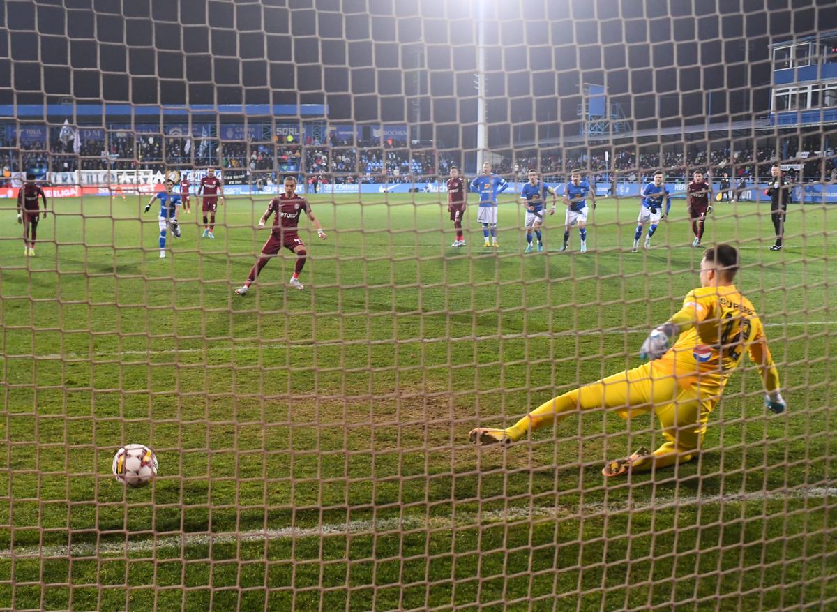 Istvan Kovacs a avut nevoie de VAR pentru un penalty cât casa în Farul - CFR Cluj