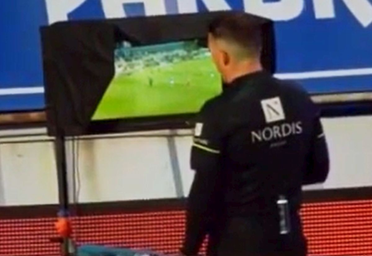 Istvan Kovacs a avut nevoie de VAR pentru un penalty cât casa în Farul - CFR Cluj