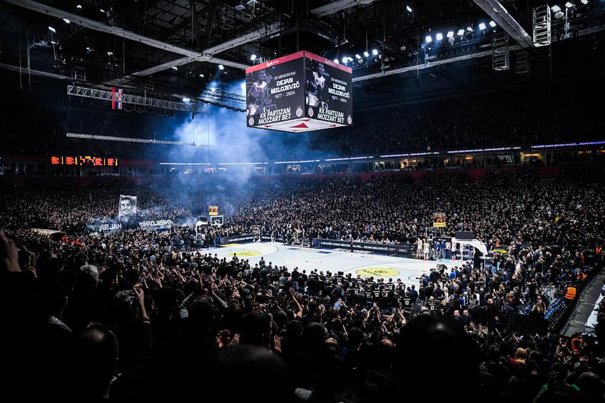 Peste 23.000 de fani au asistat luni la meciul de baschet dintre Partizan și Mega Basket, scor 112-80. Galeria gazdelor a oferit un omagiu în memoria lui Dejan Milojevic, antrenorul mort la vârsta de 46 de ani.