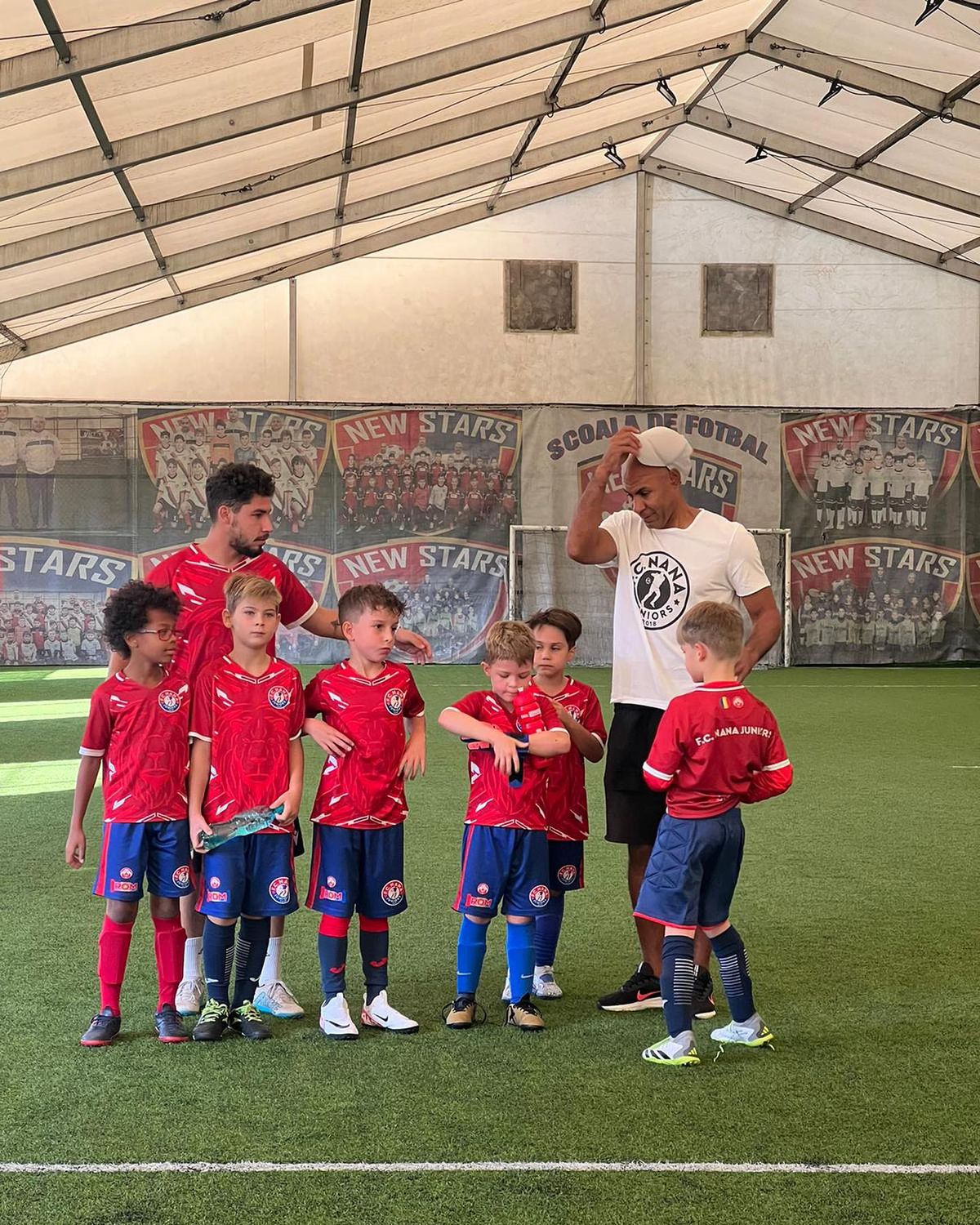 O altfel de școală de fotbal în România: „Îi las singuri cu ursul în mijlocul pădurii. Trebuie să lupte cu ursul și să se întoarcă acasă”