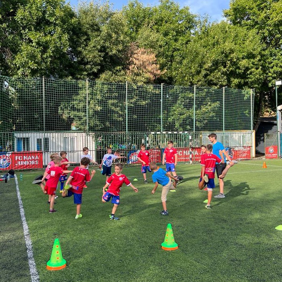 O altfel de școală de fotbal în România: „Îi las singuri cu ursul în mijlocul pădurii. Trebuie să lupte cu ursul și să se întoarcă acasă”