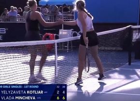 O puștoaică de 16 ani, criticată după gestul făcut față de jucătoarea din Rusia la Australian Open » Ministerul a intervenit