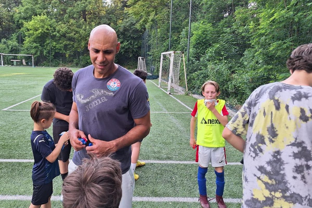 O altfel de școală de fotbal în România: „Îi las singuri cu ursul în mijlocul pădurii. Trebuie să lupte cu ursul și să se întoarcă acasă”