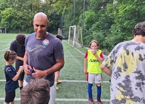 O altfel de școală de fotbal în România: „Îi las singuri cu ursul în mijlocul pădurii. Trebuie să lupte cu ursul și să se întoarcă acasă”
