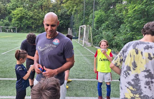 O altfel de școală de fotbal în România: „Îi las singuri cu ursul în mijlocul pădurii. Trebuie să lupte cu ursul și să se întoarcă acasă”